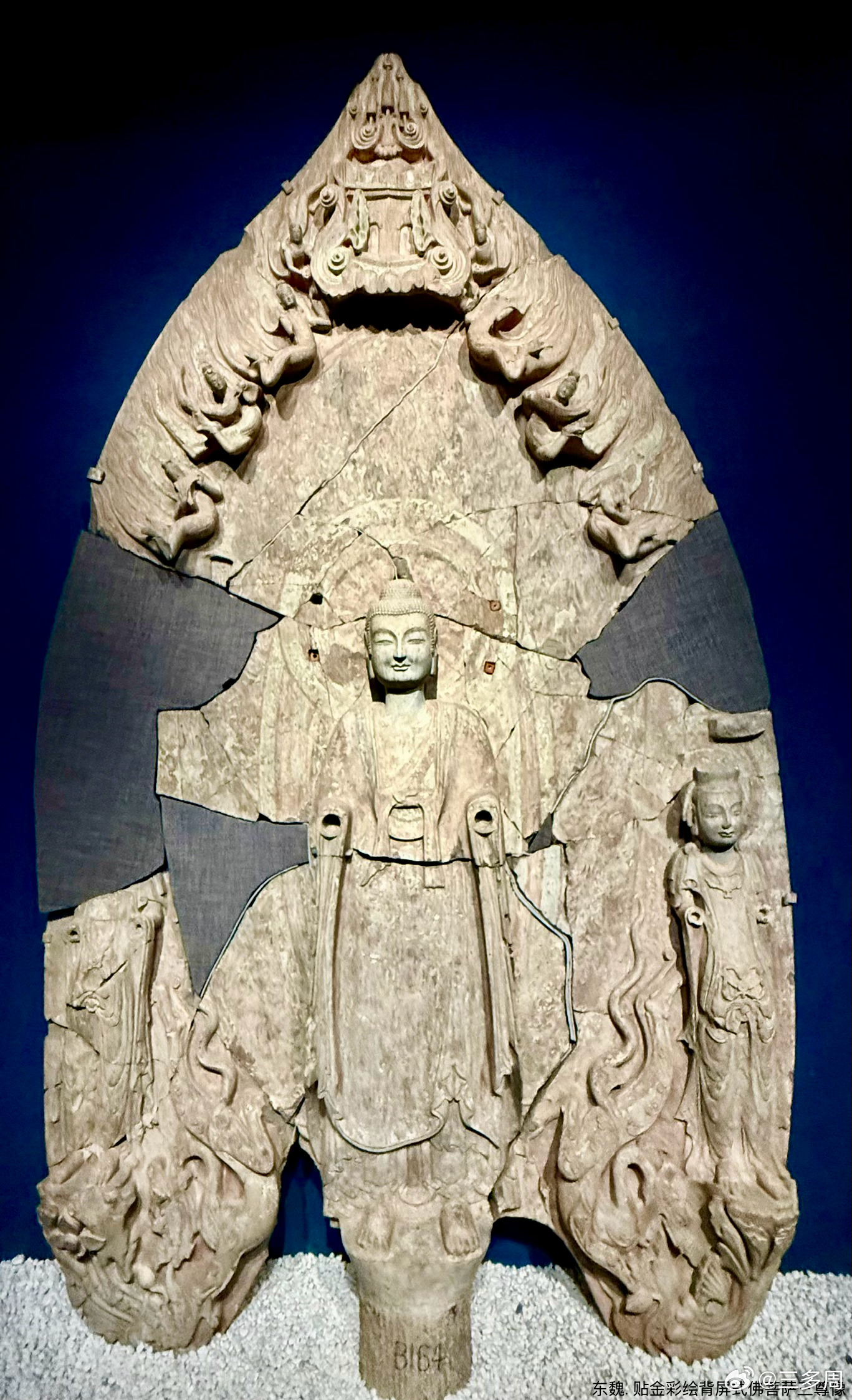 东魏.贴金彩绘石雕三尊造像——贴金彩绘石雕三尊造像1996年出土于山东...