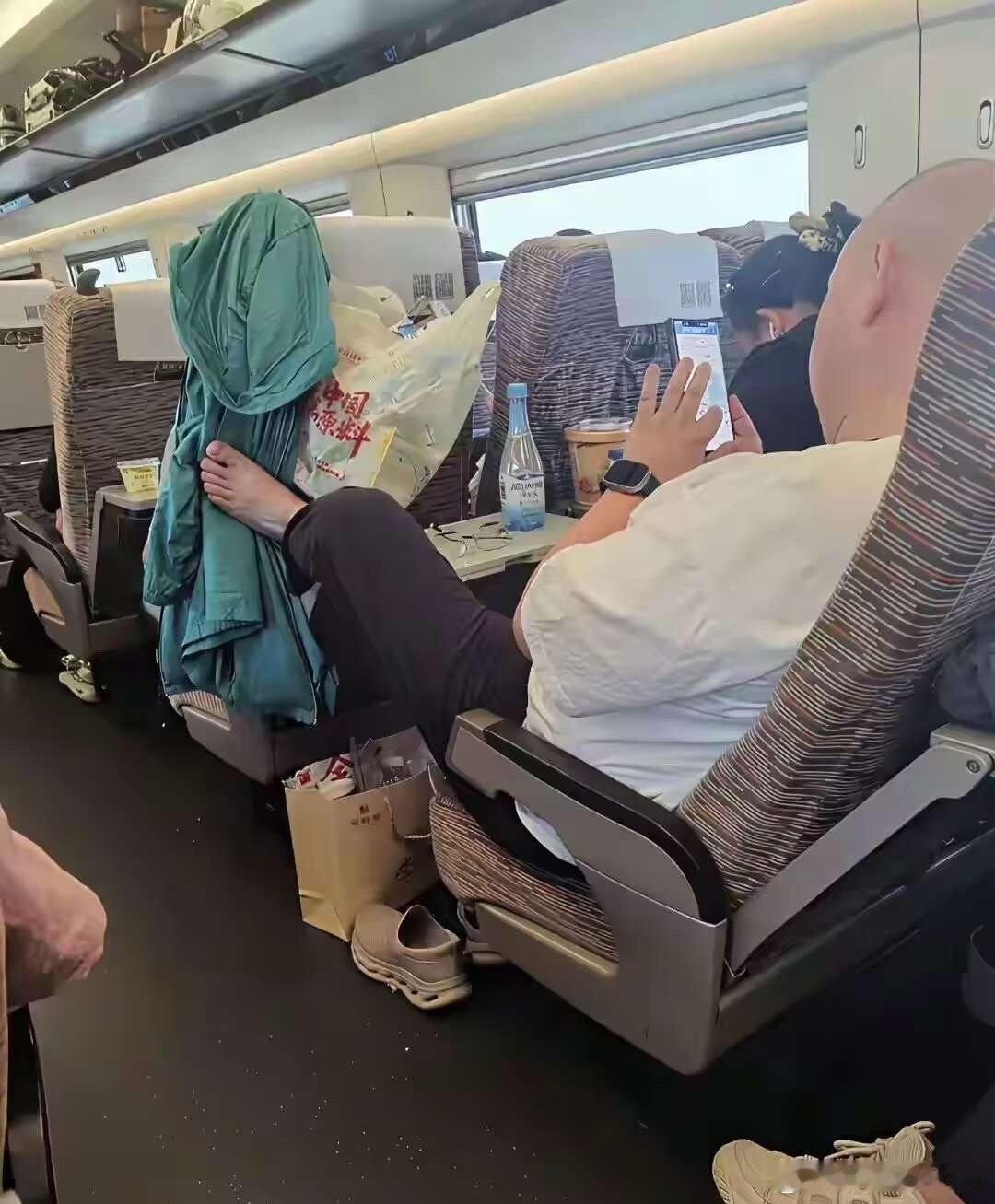 真不知道什么样的家庭才能养出这样的素质 ​