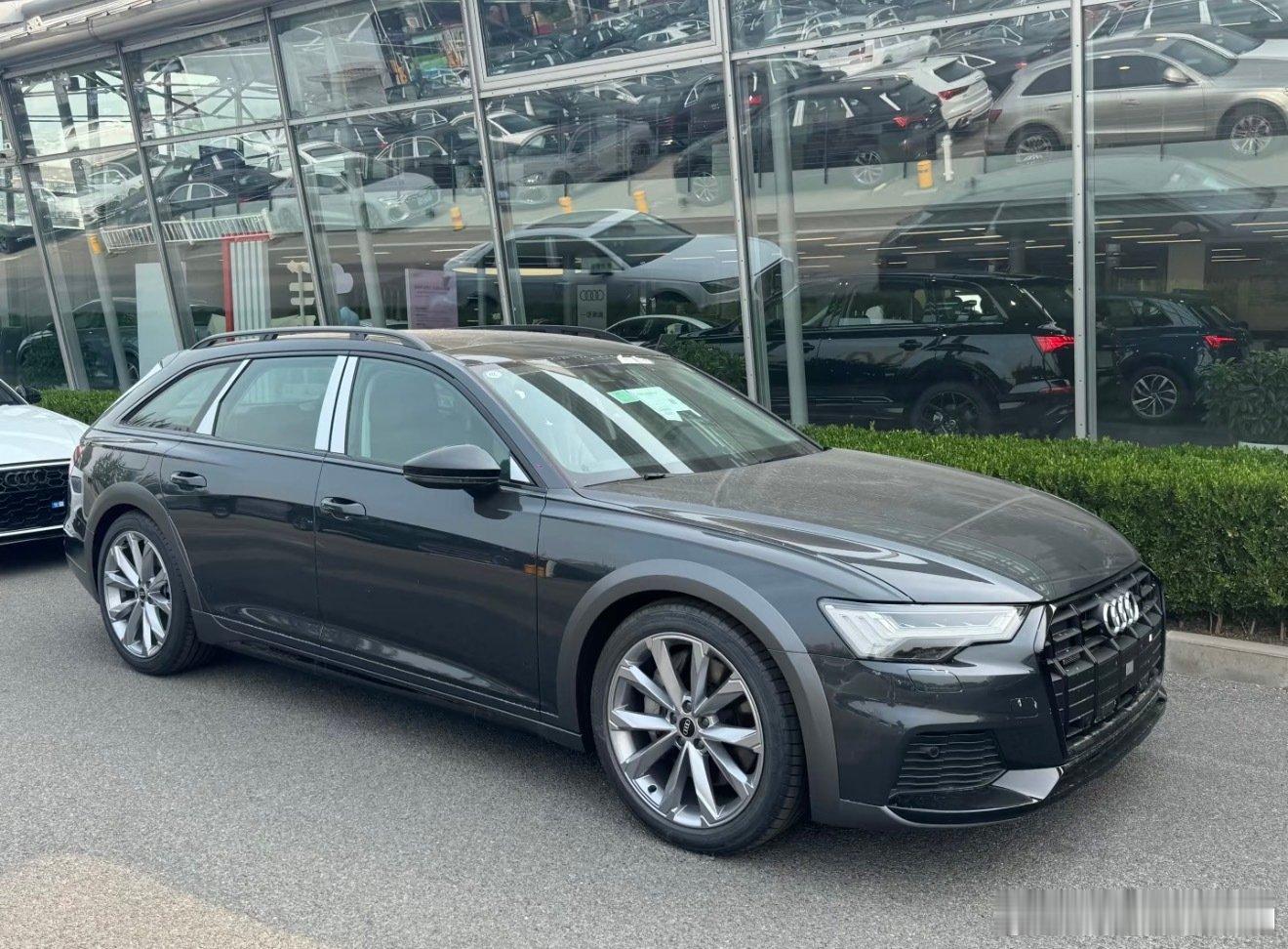 奥迪 A6 allroad 55TFSI quattro 25款 
曼哈顿灰（金属漆）+黑色
+Bang & Olufsen 3D音响系统。    
指导价588800
现售价411000 ​
