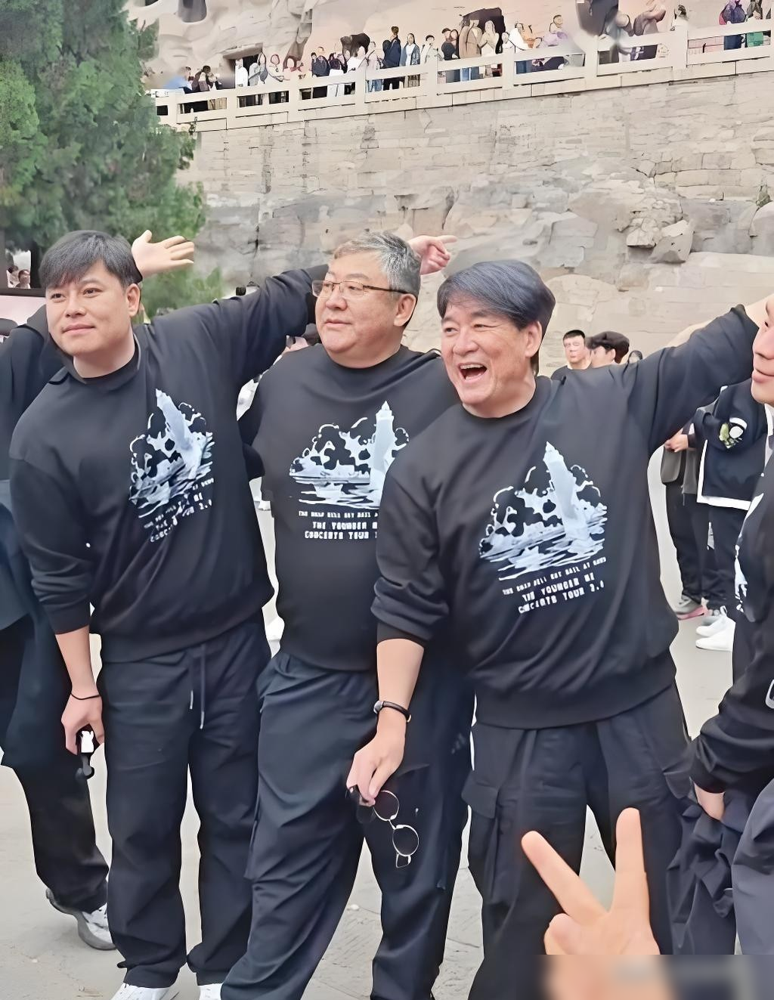 周华健被他三哥坑掉一栋豪宅，还倒贴了一千多万，这事搁谁身上都得疯。
2000年，他给三哥的公司当担保人，两次。结果三哥拿着他签字的协议借钱不还，债主直接把他告上法庭，追讨1120万。
更绝的是，他早前打钱给三哥还银行，三哥扭头把钱转给了财务公司，银行继续追着他要。他名下的香港豪宅，被三哥卖了抵债
