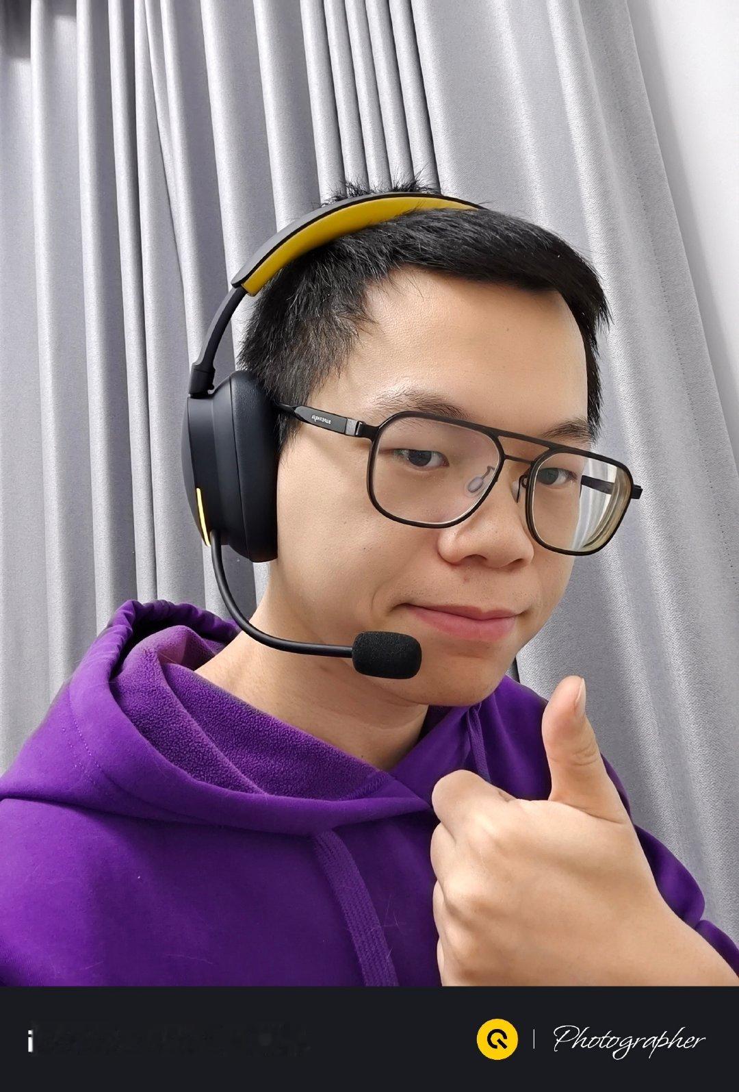 #iqoo[超话]# 
用了几天#iQOO头戴电竞耳机# ，佩戴感受确实不错，可调头梁很适合我这种头大的人[笑cry]

重量也不压头顶，长时间戴着打游戏也不感到闷。
 
功能也到位，降噪通透模式都有，还支持同时连接三个设备，多设备之间来回切换也很丝滑，这几天的体验真的拉满了[害羞] ​