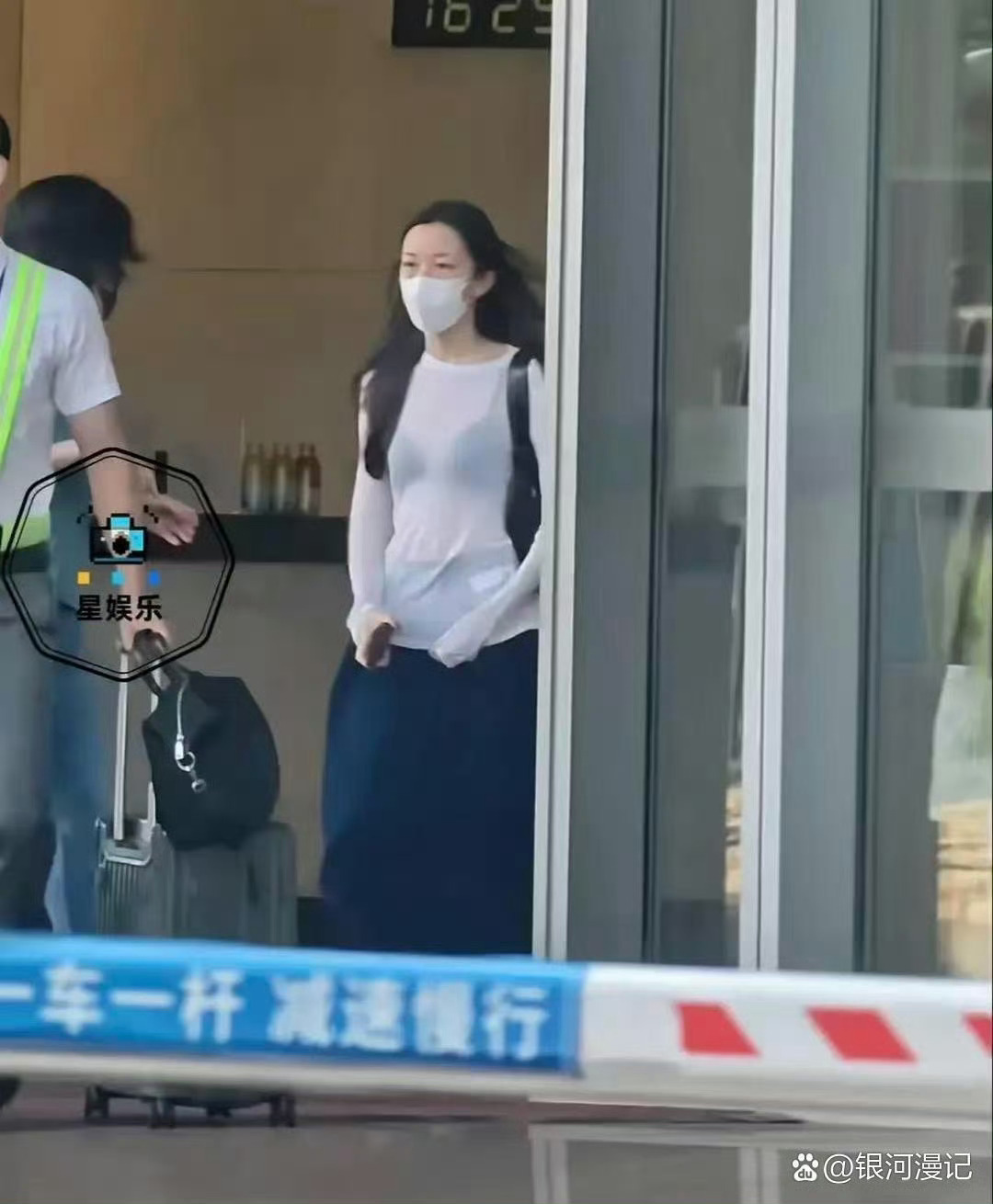 王菲还是为自己种的苦果买了单！
放下了身段飞去云南找女儿李嫣，亲自接她回北京，却在机场被李嫣全程甩脸色。不仅故意穿着透视装出现在大众面前，还全程当甩手掌柜。既不帮王菲拿行李，也不拿自己的，留王菲一个人跑了一趟又一趟。能让王菲一个一向高冷的人，让机场工作人员帮忙，就只有李嫣可以做到 ​