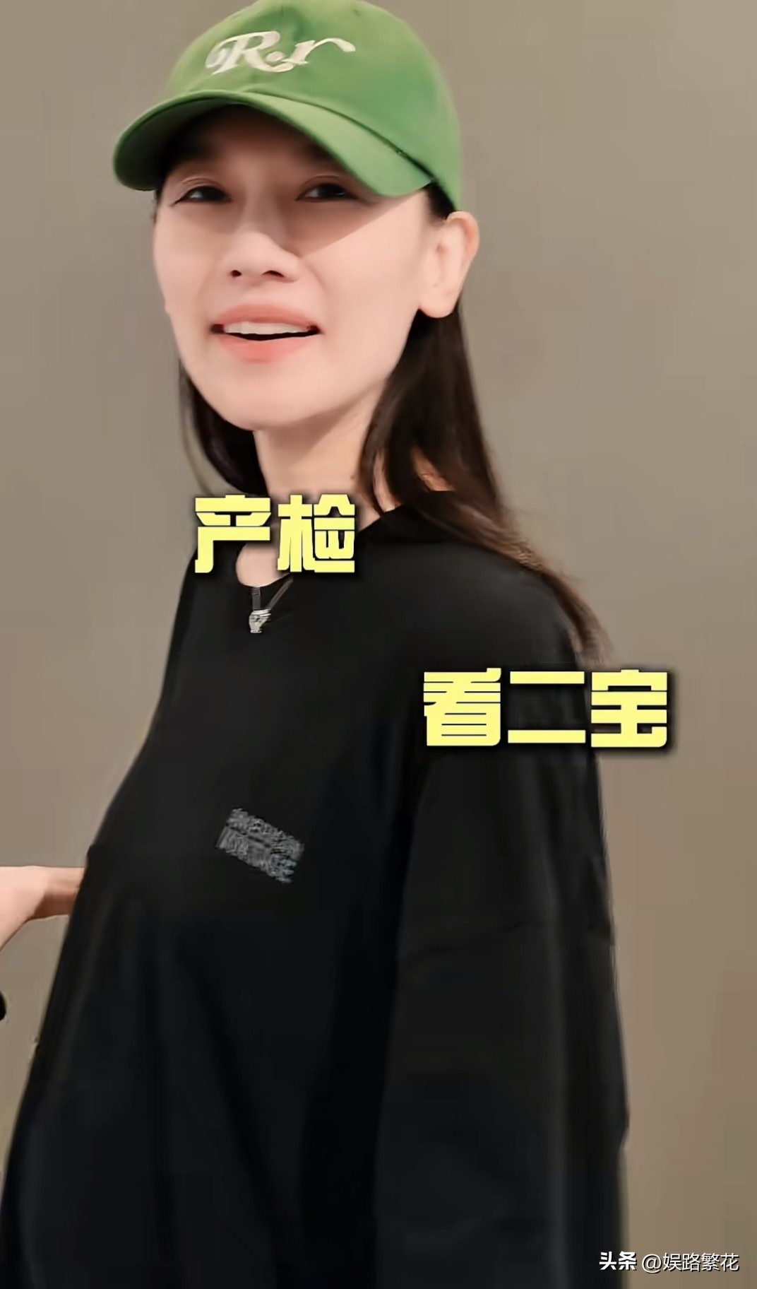 孙骁骁更新孕期vlog，老公任重全程陪同到医院产检，这次主要给二胎宝宝做四维彩超检查。视频里任重轻声询问二宝的胎动情况，温柔问道：“能感觉明显吗？”孙骁骁满脸笑意回应，胎动特别清晰，小家伙在肚子里一直不停活动，活力满满。
 
聊起产检的心情，孙骁骁直言二胎心态和怀大女儿嘻嘻时截然不同。当初头胎当妈妈