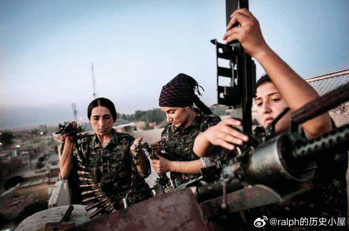 2014年8月9日叙利亚北部库尔德女兵在基地中组装重机枪#军事历史全触达# ​