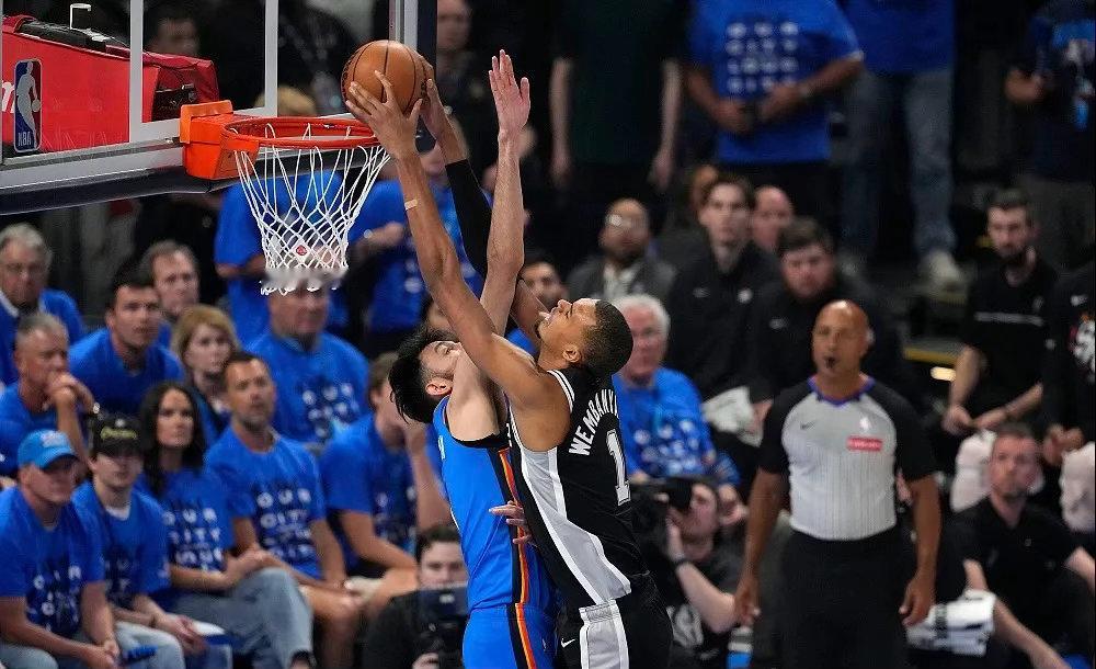 NBA西部决赛抢七大战，马刺队客场以111-103战胜雷霆，晋级总决赛...