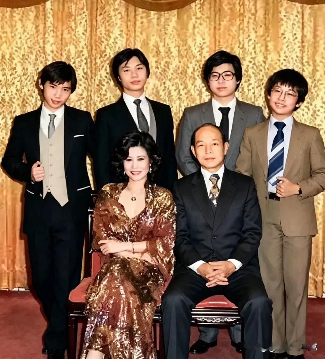 这是霍英东与三太太林淑端及四个儿子霍显光、霍显扬、霍显强、霍显旋的一张全家福合影。霍英东与林淑端因戏结缘。林淑端五官精致，貌美如花，育有四个儿子，身居豪门，为人低调，四个儿子长大后，没有进入霍英东核心产业，各自在各领域发展。
 
在霍家庞大的家族脉络里，林淑端这一支，一直是相对安静的存在。
不同于大