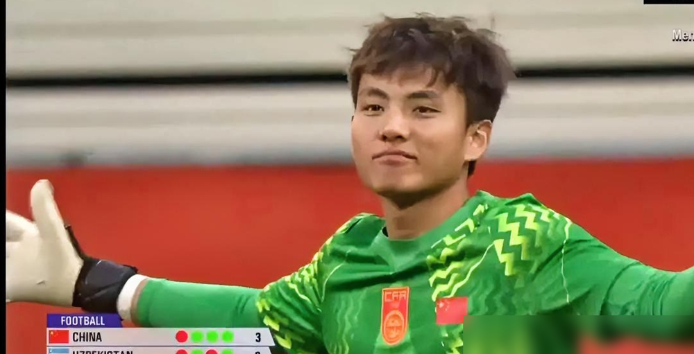 很久没这么解气了，中国男足点球干翻了乌兹别克斯坦。
10月3日这场铜牌战，常规时间踢成2比2，点球大战门将李昊直接扑出两粒，总比分6比5拿下。中间向余望被对手撞了一下，起了点小冲突，但没影响节奏，该进的球照进。这是U23亚运队改制以来，男足头一回摸到奖牌。
上一次男足站在亚运会领奖台上，还是19