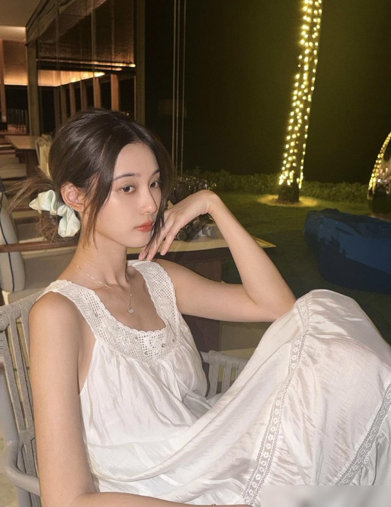 黄子韬素颜被全网群嘲，徐艺洋一句话把面子给他挣回来了。
就前几天，黄子韬不修边幅出镜，评论区直接炸了，说他胖了、垮了、配不上徐艺洋。结果徐艺洋自己录视频回应，说艺人也是普通人，谁在家还全妆过日子。
这话听着软，其实硬得很。老公被骂，她不躲不装，直接站前面挡枪。再回头看，黄子韬为了巡演自律大半年，