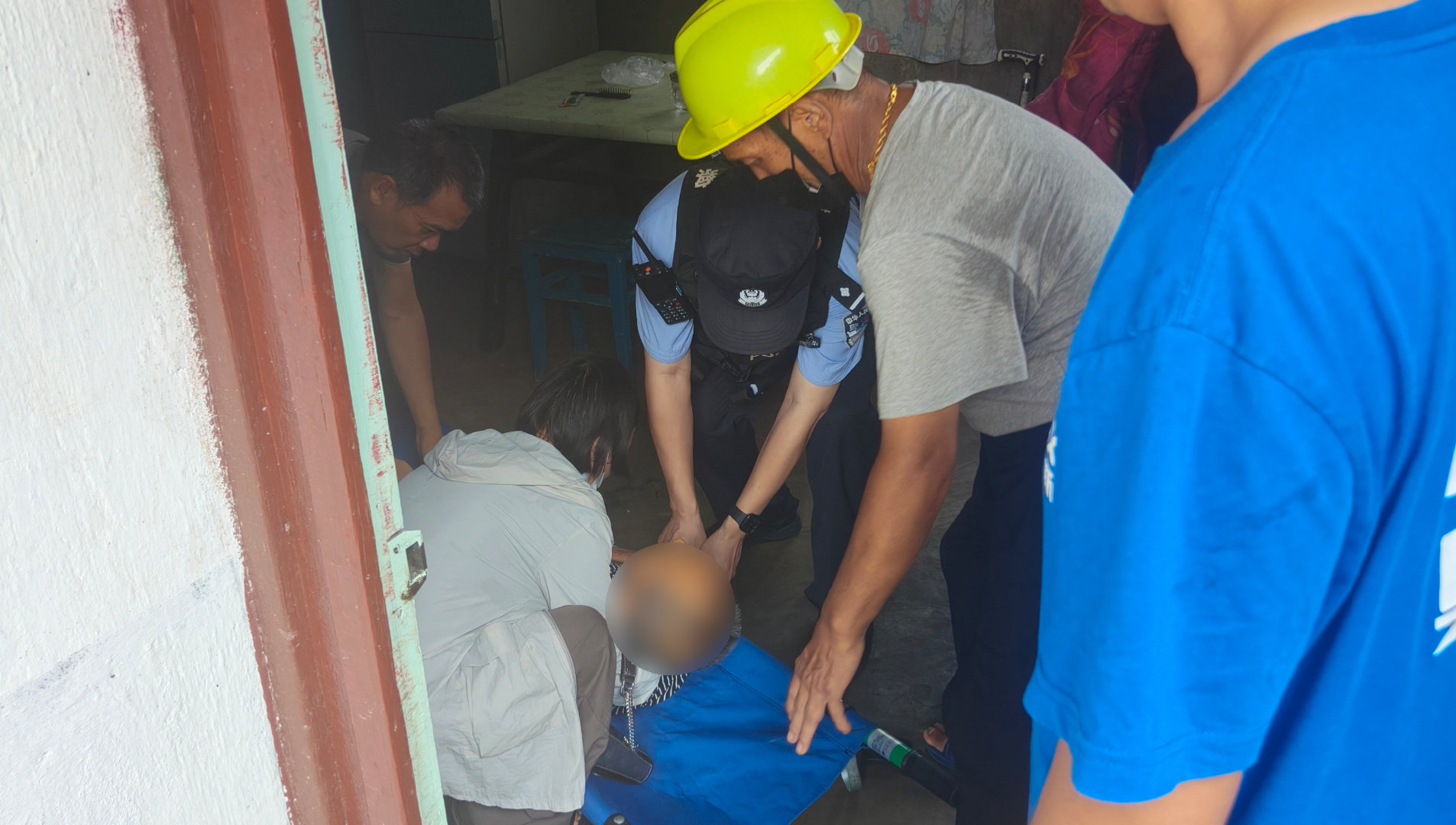#舟山海岛上演暖心跨海救援#海上岛屿看病不容易，多亏民警及时协调，开辟生命绿色通道。向守护海岛百姓的民警致敬！#云尚岱山#  ​