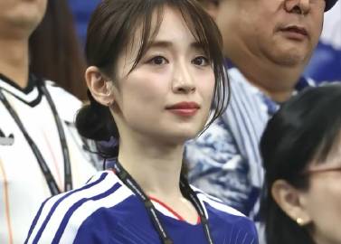 世界杯看台上的这位日本太太好漂亮<br />日本队球员谷口彰悟的妻子泉...