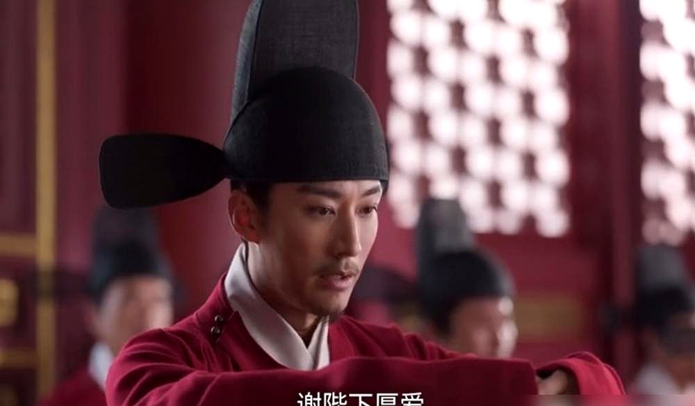 47集追完，男主林锦岐最狠的一招不是打仗，而是把兵符一交，官服一脱，直接回老家。

新帝刚登基，太监就在宫门口堂而皇之议论朝政，“内官不得干政”的牌子直接成了摆设。就这一眼，林锦岐彻底看透了自己几年后的死法。加上祖母离世，最后一根弦断了，他趁着丧期走人，一刻都没多留。

评论区全在刷这是“古代版大厂