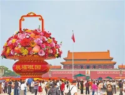 巨型花篮盛装亮相 京华大地喜迎华诞
 
金秋时节的京城，处处洋溢着喜庆祥和的节日氛围。9月26日，万众期待的巨型主题花篮正式伫立在天安门广场之上，十里长安街也凭借错落雅致的立体花艺景观，焕发出崭新的城市风貌。
 
谁能不被这份秋日里的盛世美景深深震撼？本年度京城核心区域的景观花艺打造，暗藏着鲜明的时