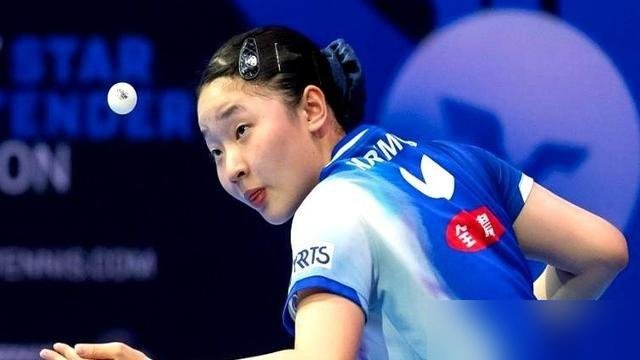 16岁的张本美和，刚被日本乒协按着头道歉。
横滨赛场上，早田希娜叫了个医疗暂停，回来张本美和就不会打球了，直接被逆转。赛后小姑娘没忍住，说了几句大实话。
结果呢？警告来了，让她采访慎言。
转头一看名单，俩人还得绑一起打成都混合团体世界杯，女双世界第一。
最狠的是，日本乒协反手就把她跟松岛辉空