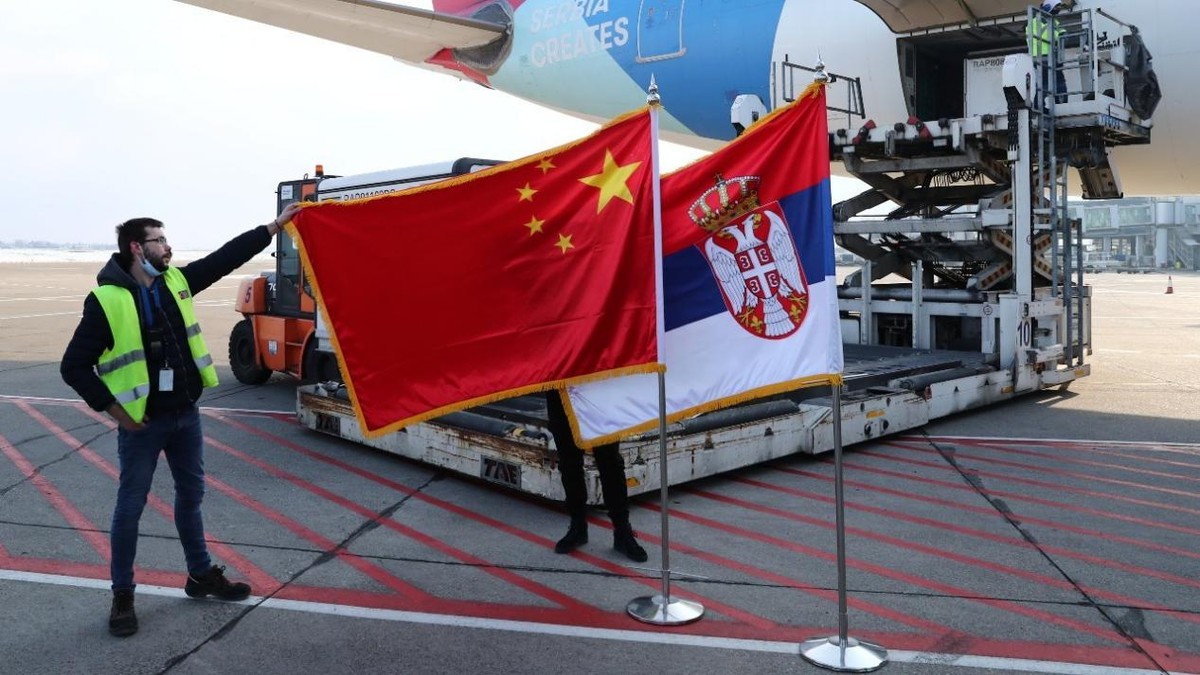 塞尔维亚是中国在巴尔干地区的重要合作伙伴，双方在基础设施、贸易和投资等领域保持合作，新政府上台后相关项目能否延续、合作政策是否调整，将直接影响双边关系的稳定性。

对中国而言，塞尔维亚政局变化同样值得关注。但不能因为武契奇选举失利，就断言中塞合作必然受挫；新政府的实际政策和经济利益，才是判断未来走向
