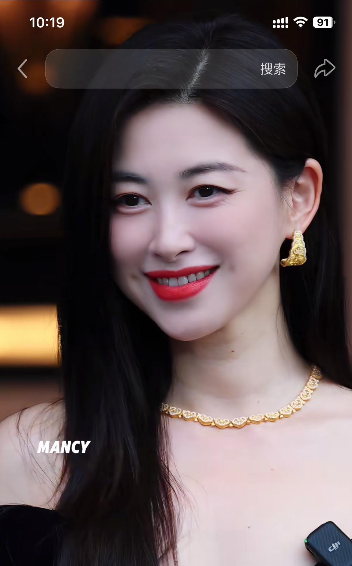 42岁朱珠生图刷屏：她笑起来有皱纹，可为什么那么好看？

今天被朱珠一组生图刷屏。
路人原相机，没有滤镜，没有精修。她笑着挥手，眼角带着细纹，却完全不显苍老，温婉又舒展。现场人气很高，评论区都在感慨：这状态，比镜头里还要动人。

做美容养生二十年，见过成千上万张脸，慢慢悟出一个道理：
人到中年，最好
