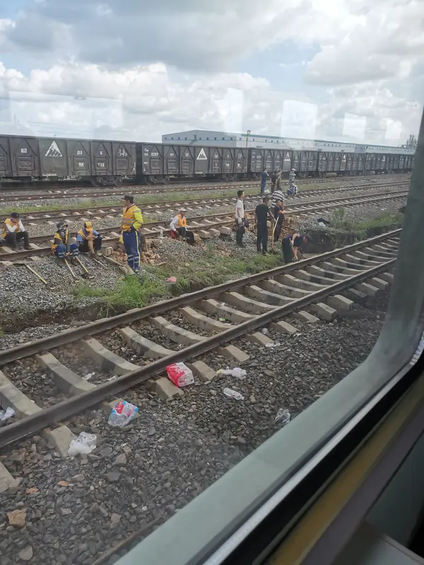 南宁铁路通报旅客跳轨身亡 南宁铁路通报旅客跳轨身亡，这则通报看得人心里堵得发闷。
9月7日上午9点35分的南宁站9号站台，众人都在按序候车，从百色驶来的C8668次列车正减速进站，一名成年男子突然翻过站台护栏跳进轨道。司机哪怕第一时间就踩死紧急制动，奈何距离过近根本停不下来，整个过程不过短短数秒，一