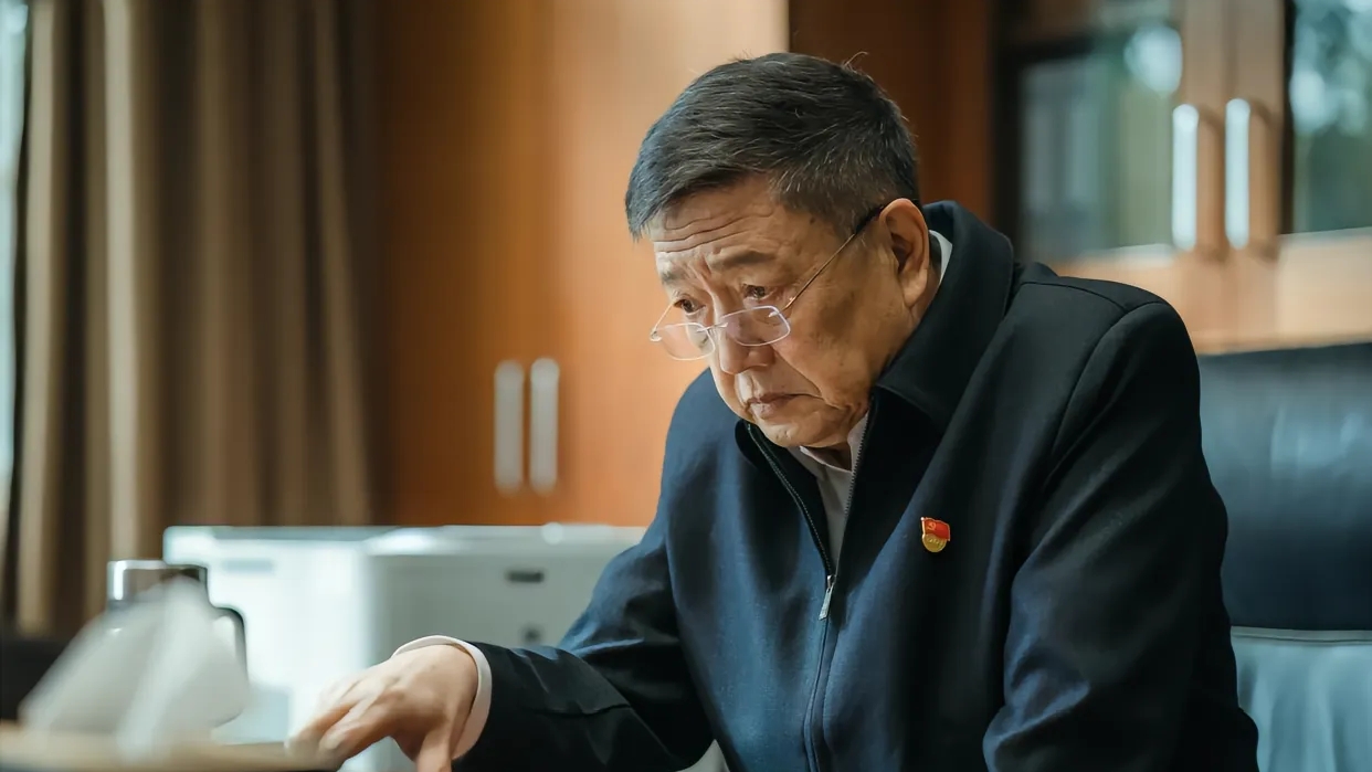 重温《狂飙》，才越发佩服秦焰老师的演技。
戏份不算多，饰演的何黎明，却是整部剧里隐藏最深的保护伞。
没有歇斯底里，没有凶神恶煞，表面温文尔雅，说话四平八稳，一副正派领导模样。
可细节全是戏，眼神一闪、语气一顿，城府与算计藏在体面之下，这种不动声色的反派，看着才让人后背发凉。
明明出场场次有限，却把角