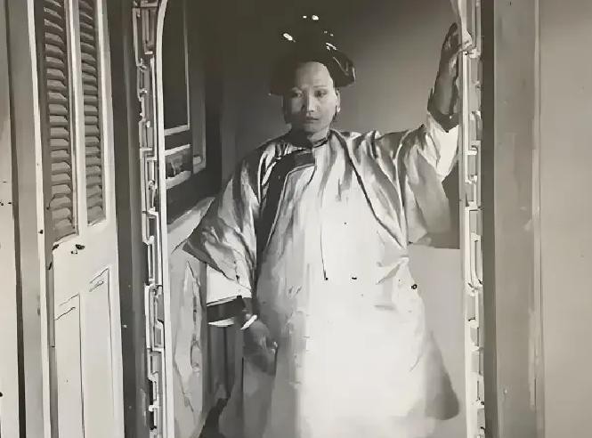 末代皇帝溥仪九岁还没断奶，乳母王焦氏被太妃们背着他赶出了紫禁城。这个河北农妇当年扔下自己刚出生的女儿进宫当奶妈，每天吃没盐的猪肘子催奶，而她的亲生闺女因为没奶吃，三岁就饿死了，宫里瞒了她整整六年。溥仪在《我的前半生》里写得很直白，乳母是宫里唯一让他明白“别人也是人”的人，她走之后，他身边再没一个通人