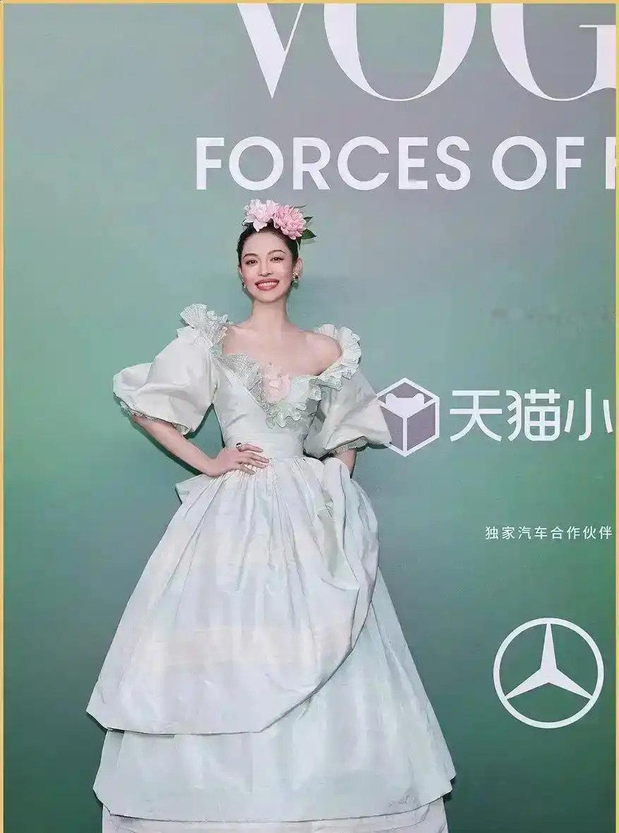 女明星也看呆，金晨偷瞄钟楚曦的花神造型，网友乐了：这不就是犯花痴的我吗？ ​
