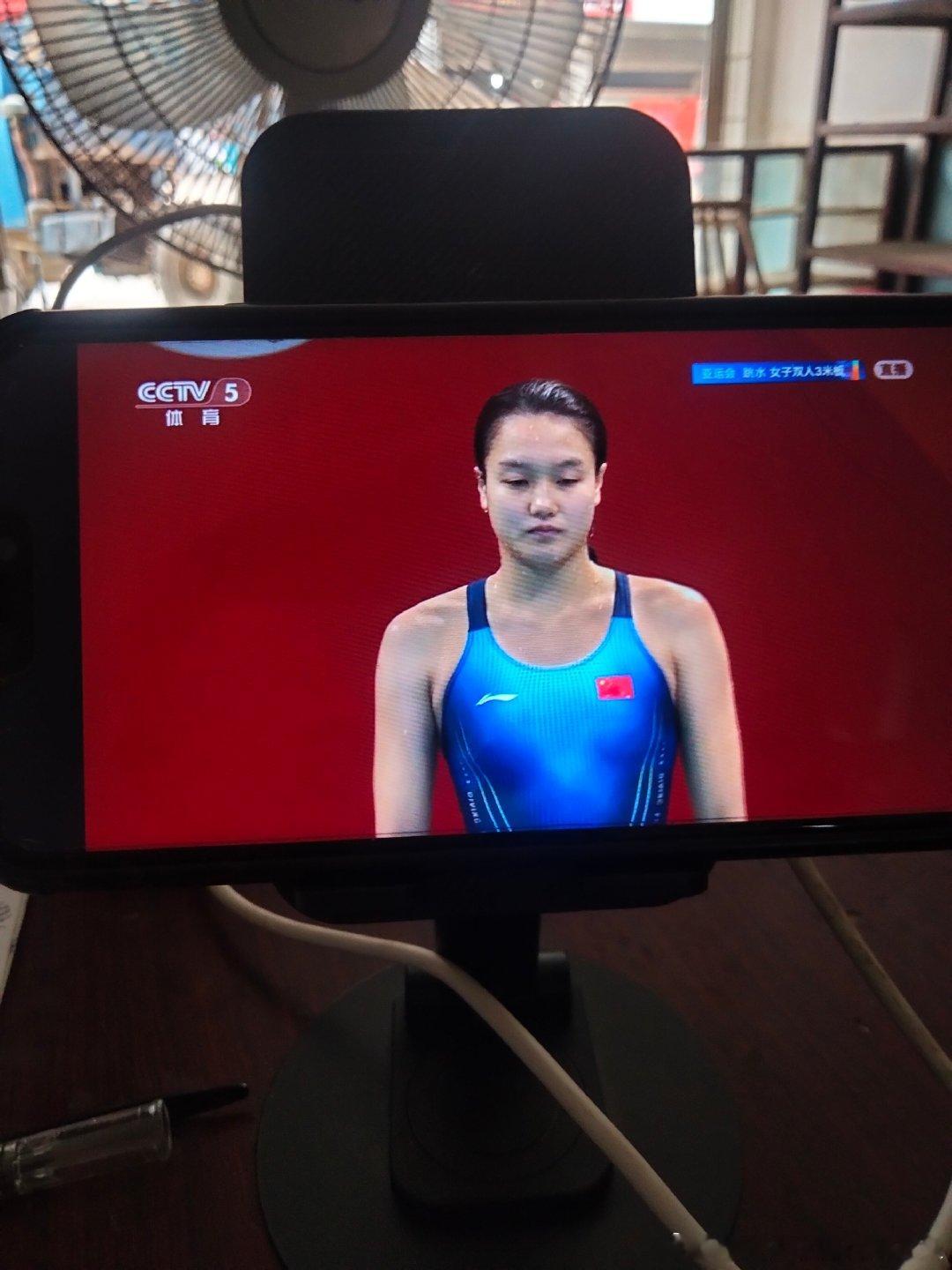 亚运七连冠！陈艺文/陈佳夺得跳水女子双人3米板金牌

在2026年亚运会（爱知·名古屋）跳水女子双人3米跳板决赛中，中国组合陈艺文/陈佳在东京水上游泳中心（东京奥林匹克水上运动中心）展现强大实力，以总分328.56分强势夺冠，帮助中国跳水队实现该项目的亚运七连冠。

比赛过程：全程领跑，稳扎稳打

 ​