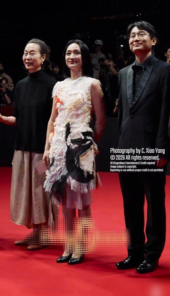 52岁周迅，又把自己活成了“照妖镜”。
生图被嘲显老，皱纹、眼袋全露着，网友吵翻了天。可同一时间，她穿着香奈儿新总监首个高定系列的全球首穿，站在釜山红毯上。
更狠的是，她主演的《初次尝到寂寞》，是这届釜山主竞赛唯一入围的华语内地片。9月多伦多那部《明天，会更好》，映后鼓掌鼓了好几分钟。
一边是
