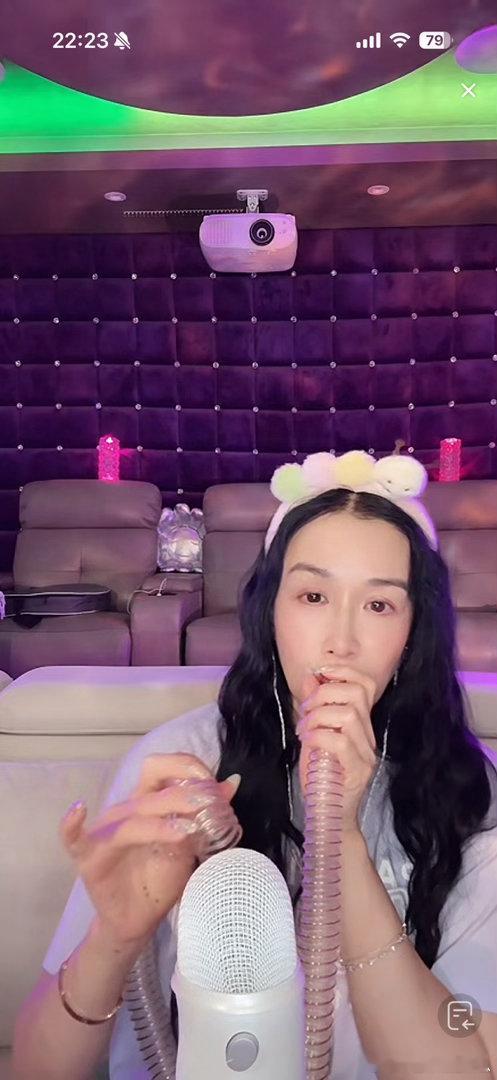 钟丽缇真的好厉害。asmr的天才吧……我之前从未看过这样的直播，她的偶然刷到一次就无法自拔。现在每天都要蹲直播[泪奔]尤其喜欢她的口腔音。好上头……说话的声音也好温柔。希望能一直播下去呀呀呀！ ​