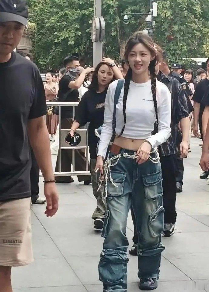 原来这就是痞幼啊，电视上看着一般般，没想到真人这么漂亮 ​