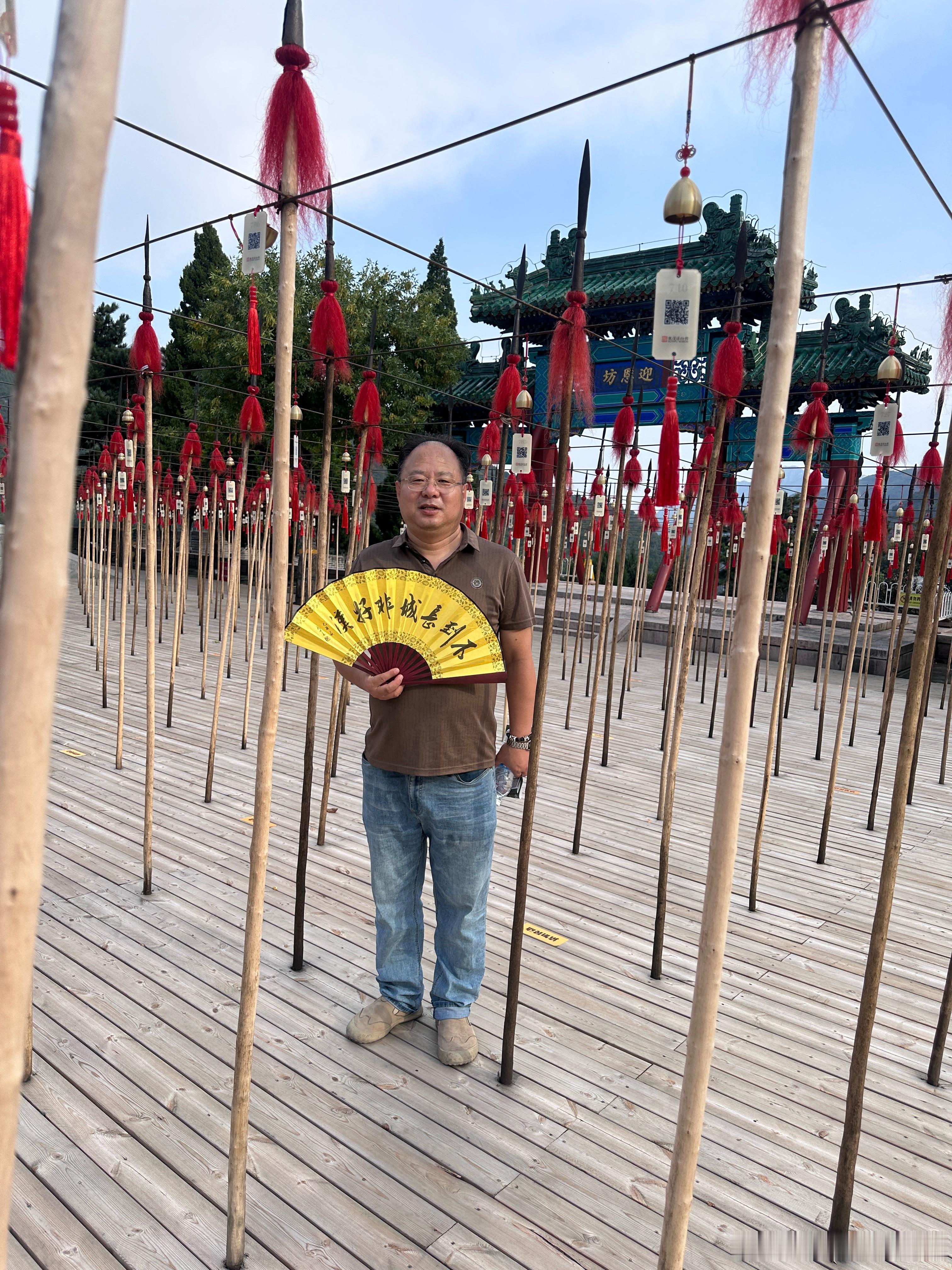 ⚠️若“空姐下跪”属实，律师指出乘客可能踩3条红线：

1️⃣ 侮辱乘务人员，涉嫌违反《治安管理处罚法》；

2️⃣ 扰乱客舱/机场秩序，可处拘留罚款；

3️⃣ 逼迫下跪若伴随威胁恐吓，或涉寻衅滋事甚至刑责。

服务有边界，维权不是耍横，把体面踩地上换不来有理，只会换来笔录。✈️🚨

尊重不是 ​