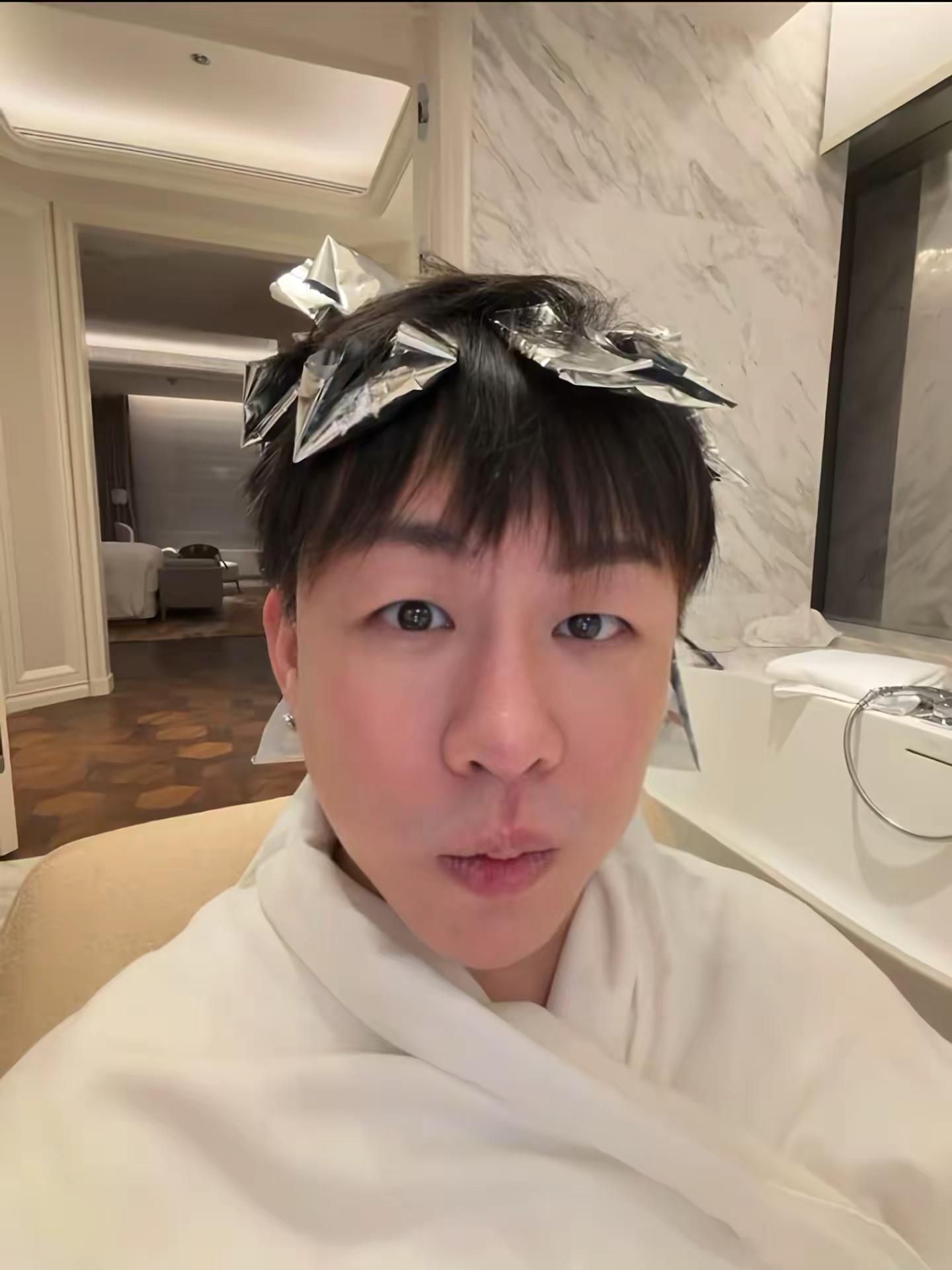 哈尔滨的朋友们一定要多拍照 让我们远在南方人的彦火看看新发色呀！！羡慕的泪水哭出来了……哈尔滨 胡彦斌