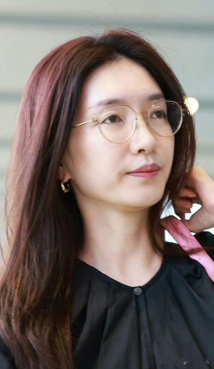 三个女演员同框，还真是一白遮三丑
即使江疏影素颜不出众，但架不住江疏影这白的发光的皮肤！ ​​​