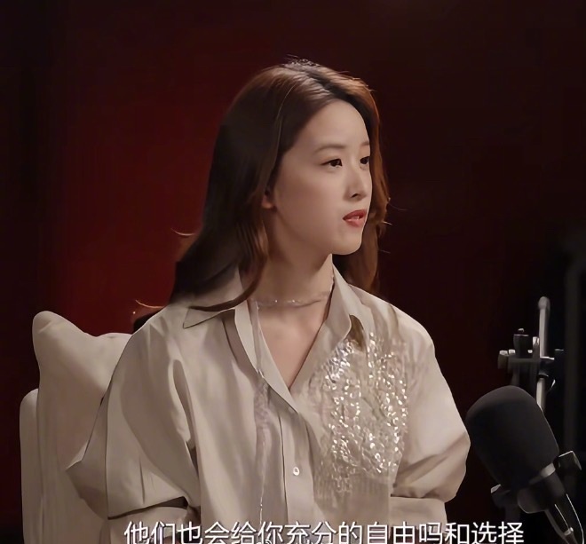 章泽天打破豪门十几年谣言，赌王女儿何超琼终于澄清，从没被人剪过翅膀。