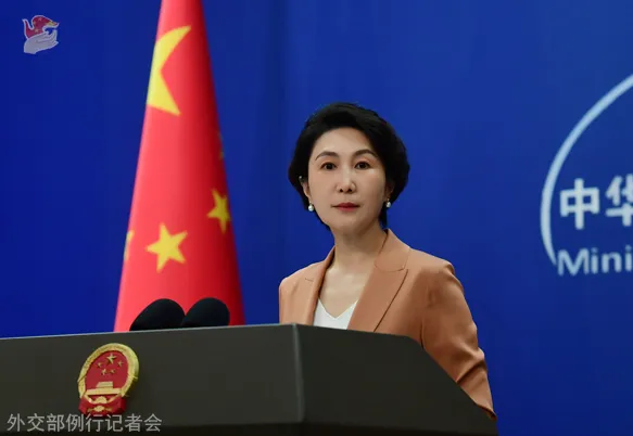 美国这操作真的有点反复横跳的既视感，6月的时候还为了避免和中方关系进一步紧张，暂缓把DeepSeek等中企列入限制清单，转头10月就直接要求联邦机构停用DeepSeek这类中国AI工具。
说白了就是把科技经贸完全当成政治博弈的筹码，泛化所谓的国家安全概念，连正常的技术应用空间都要硬生生掐掉。
之前外