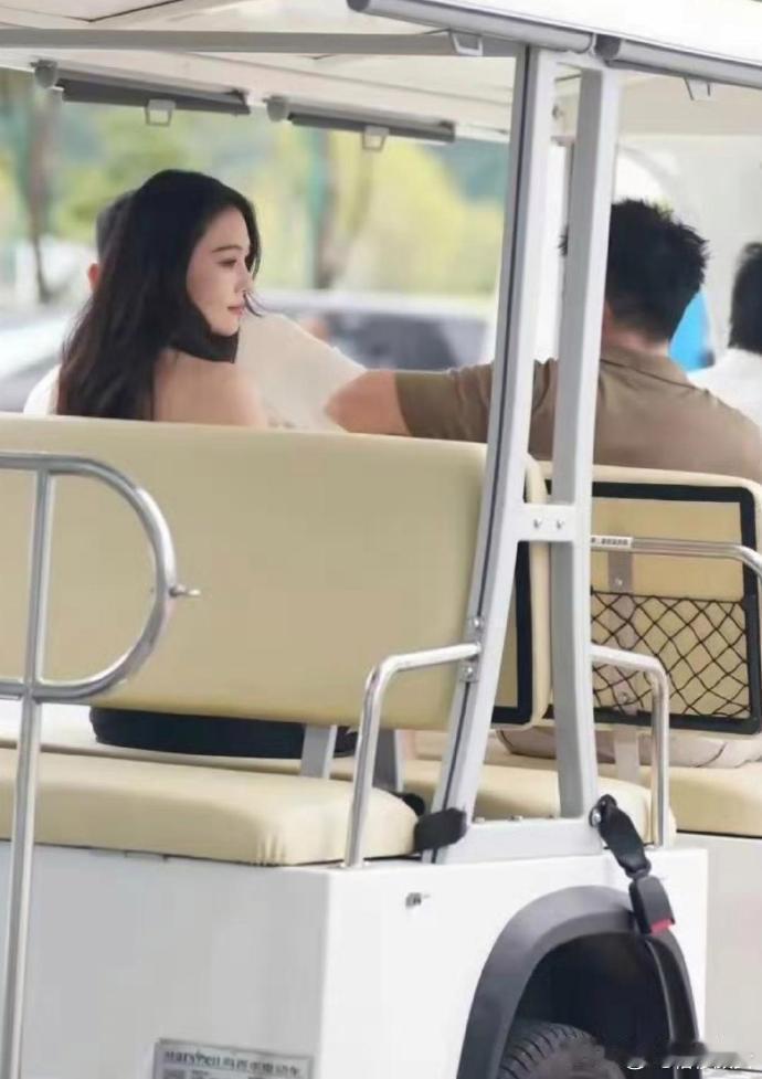 偶遇张予曦和她老公何捷在广州看车，夫妻俩男帅女美，同框好养眼 ​​​