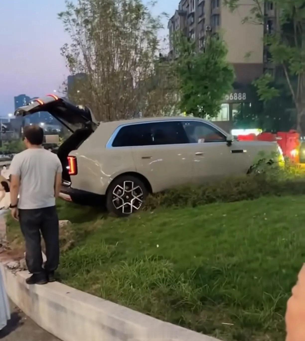 #试驾小米澎程误操作用户已锁单#刚上市就出了试驾误操作的小插曲，结果当事人转头就锁单了。其实仔细想想，试驾紧张误把油门当刹车，在新车上市、试驾人挤人的时候真不算新鲜事，换别的品牌也偶尔会碰到，真不能一上来就怪车有问题。我觉得小米这边当时反应挺快的，连夜就把情况说清楚了，没让谣言发酵 ​
