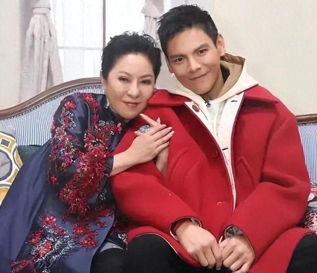 向佐终于忍不住发飙了，深夜发文怒怼，向太的体面彻底绷不住 ​