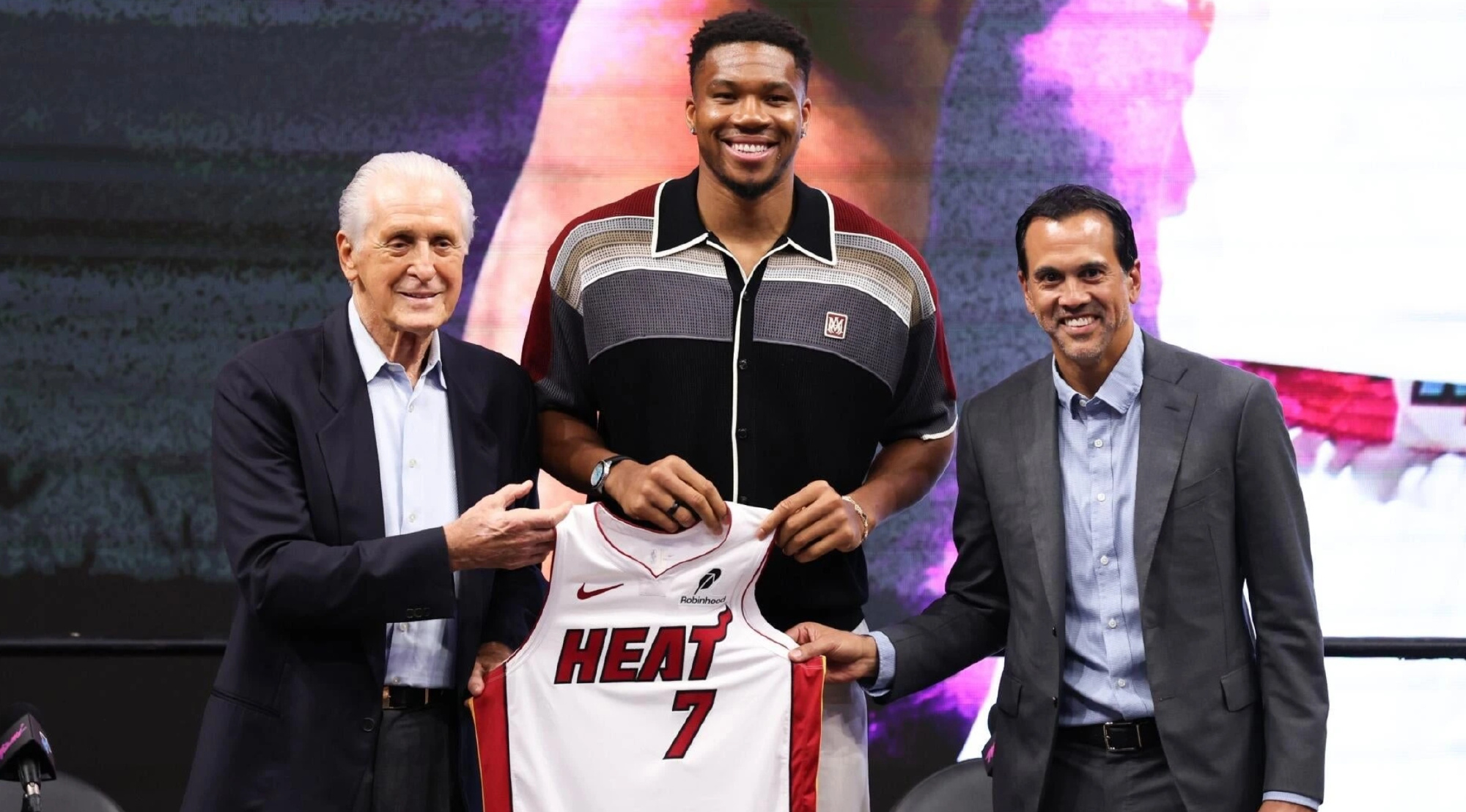 字母哥身穿7号亮相，莱利暗示仍追逐詹姆斯  据美媒CBS Sports...