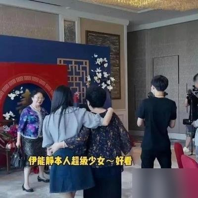 56岁伊能静回沈阳婆家，直接睡大炕、搓澡、吃烤冷面，一点不装。
十年前她娇气得很，睡个硬床都喊腰疼，现在盘腿坐炕头啃铁锅炖，比本地媳妇还熟练。秦昊在旁边剥蒜，她跟婆婆抢着收拾桌子。
俩人录《妻子的浪漫旅行2026》时自曝，吵架能互拉黑三天，谁也不服谁。可一回到东北这个家，什么毛病都治好了。
秦