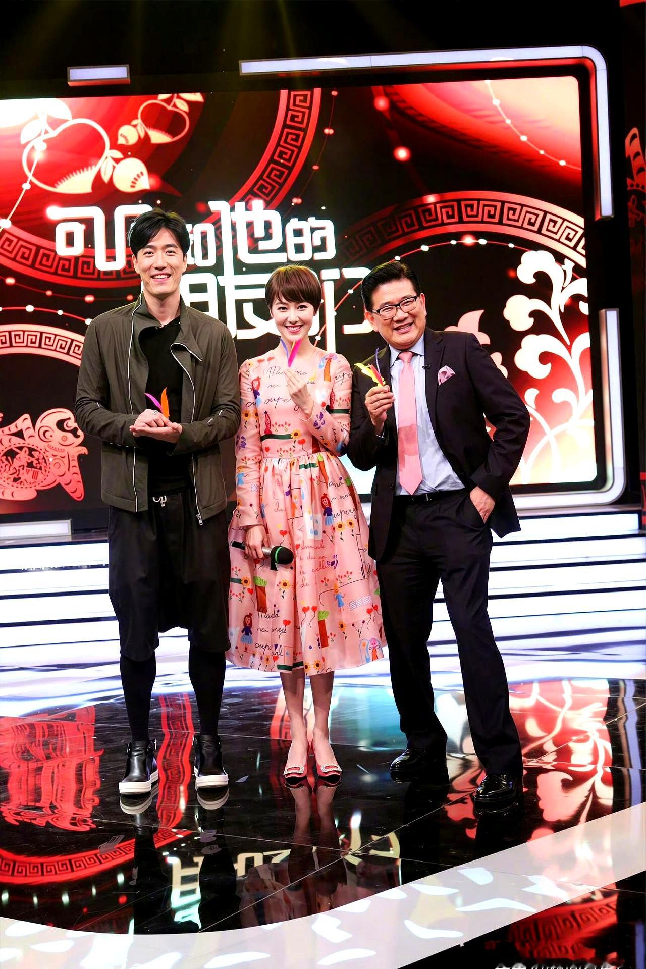 曹可凡发文替刘翔说话，抖出一件十年前的旧事：当年请刘翔录节目，刘翔硬是一分钱出场费都没收，理由就一句，是朋友谈钱太俗
 

这脾气，跟前阵子把十一年工资加安置费全额捐出，完全是一个路数
 

骨子里太干净的人，在名利场里往往最容易吃亏
 

当年跨栏伤了跟腱，铺天盖地的唾沫星子砸过来，背后没人替他挡