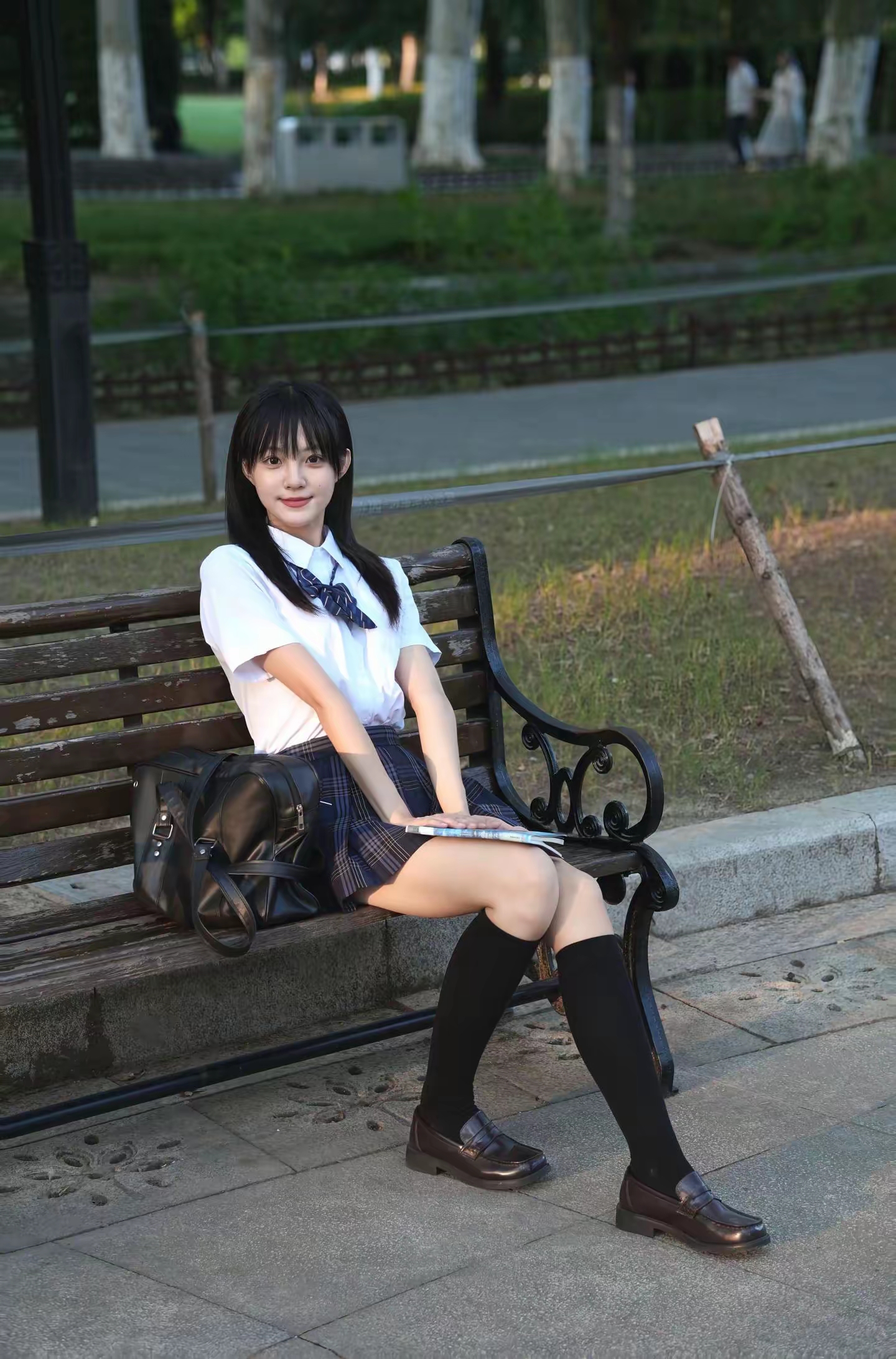 校园少女在公园长椅上，清新自然，阳光明媚。