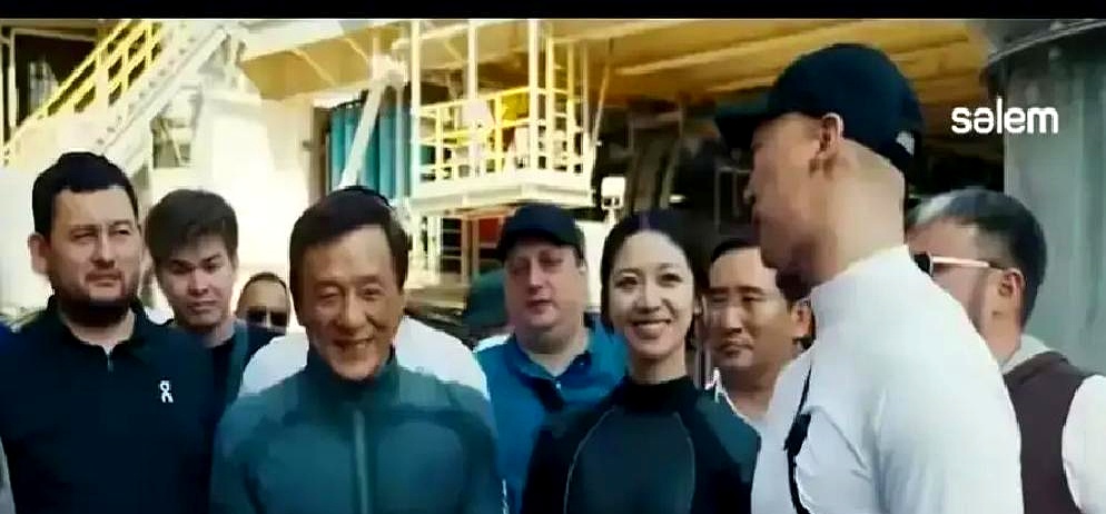 72岁的成龙在哈萨克斯坦拍完《飞鹰终章》，成家班全员缺席，整个片场稀稀拉拉只有35个人
 

跳上一辆破皮卡，膝盖结结实实磕在铁皮上，爬起来想让导演补个全景，三十出头的特技导演一口回绝：全景太慢，现在观众要快。当年用命换来的招牌动作，如今在年轻人眼里成了拖节奏
 

收工后给当年的老武行打电话，那头