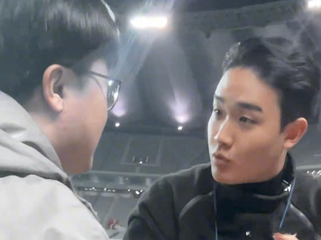 讲道理啊，如果禁止穿着客队球衣的球迷进入主队看台，那这条规则就应该明确的广而告之，而不只是作为球迷文化中的口口相传。比如图一就是成都去韩国打亚冠的时候，对方贴在主队区域的告示，还很贴心的用了中文。图二就是网红张主任，在主队区喊了韦世豪以后，被认定为客队球迷后被赶了出去，没有商量， ​