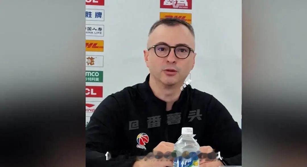 广东男篮遭遇两连败之后，网上各种离谱的爆料和节奏，简直比球场上的比赛还要热闹。
有人居然说焦泊乔马上要被球队甩卖交易，这话说得未免太早了。
小伙子打北京那场一个篮板都没抢到，确实该挨批，2米10的个头在底下看戏，教练组肯定得敲打他。
可他今年夏天刚过来，满打满算新赛季才打了两场球。场均7分确实