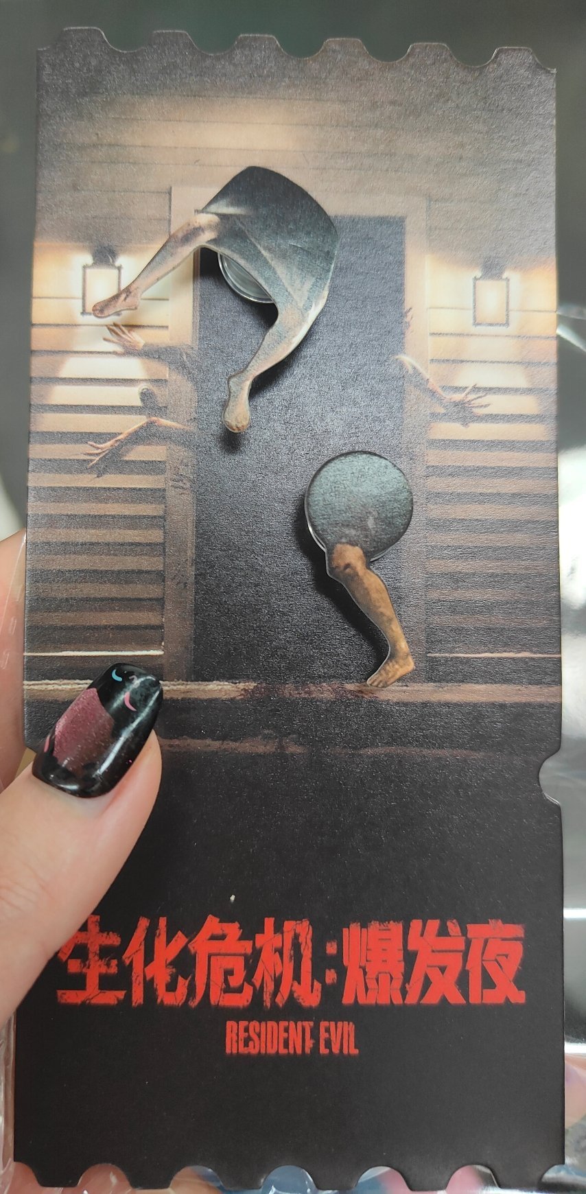 生化危机爆发夜真的很好看 恐怖氛围满分 男主前面真的很傻很好笑又很幸运  后来已经有感情了希望他活下来的时候他就变异了 好惨 本来以为和里昂一样可以幸运活下来的 我：你快去吃点绿草啊[泪奔] ​