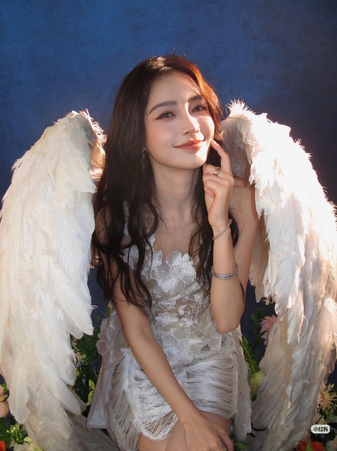 #angelababy[超话]# [兔子]#angelababy#

我爱她放肆大声笑 也爱她委屈时的红眼眶‎(՞  ܸ. .ܸ՞)

​