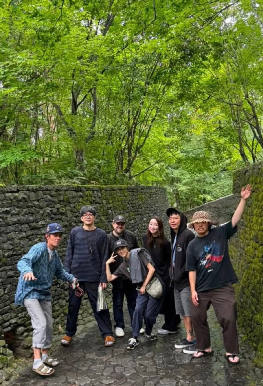 陈冠希和一众友人游玩，袜子配凉鞋，潮人的时尚～ ​