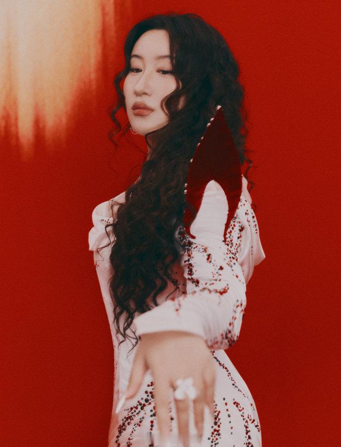 #锤娜丽莎问刘亦菲们来抱抱刘亦菲sing吗# 锤娜丽莎这套红调大片氛围感十足，配上趣味文案，把美好的称谓送给每一位女孩，大方又灵动。 ​