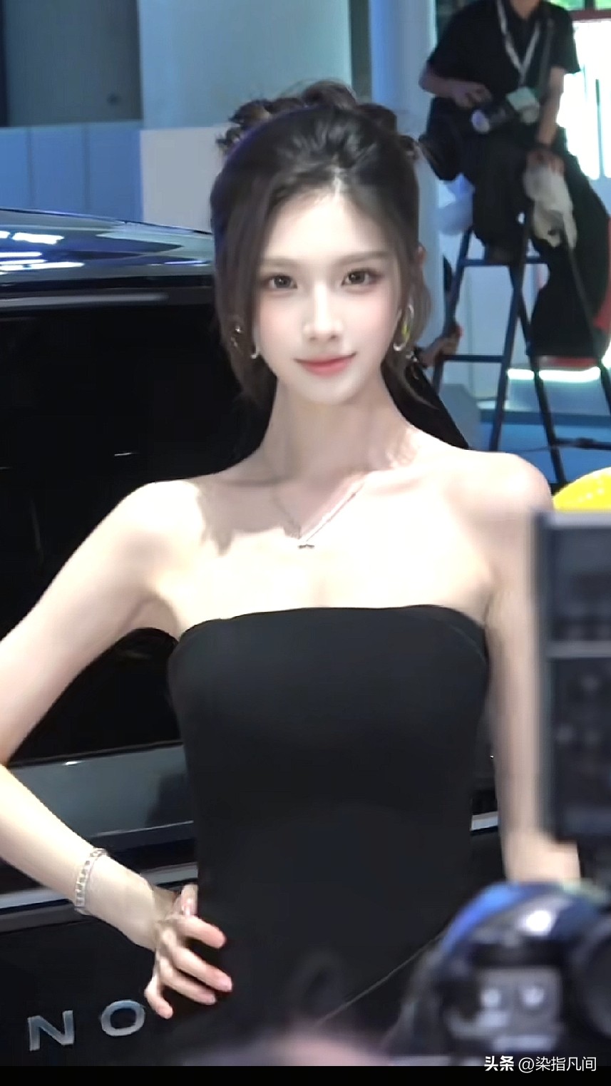 美女，你挡着我看小米汽车了！
不得不说这次小米请的车模真漂亮，非常符合小米汽车，毕竟小米车主都是俊男靓女！
虽然你很漂亮，但是我们来车展就是奔着小米展台来的，本来人就多，那么多摄影师还围着你拍照，大家都没时间进入小米澎程车内看看了，小米澎程自带流量，美女你也自带流量，要不你把展台上的那辆小米澎程买了