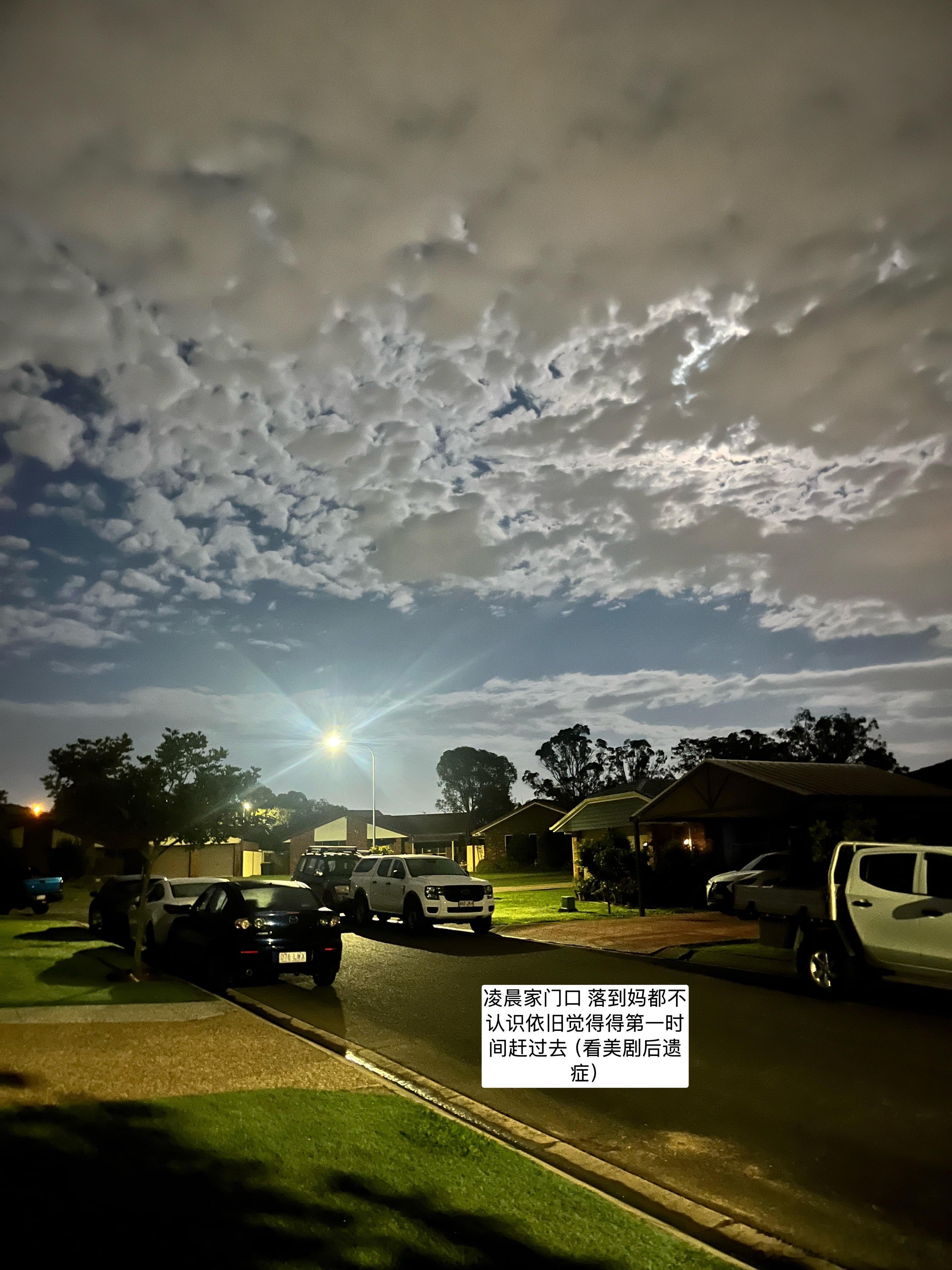 Update：

凌晨一点多Ipad显示手机在离家开车10分钟的House里（对方开了wifi所以终于显示定位），立马报了警让警察陪同问敲门，警察来的很迅速，其中一个是亚洲人高高帅帅身材保持的可好了，人还怪好的一直暗示我现在不能敲门因为怕扰民，让我我直接线上立案直接说是在车里手机被偷就能受到最高重视， ​