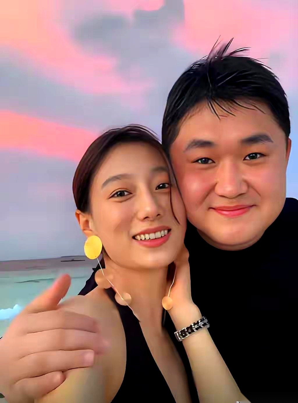 9月5日三亚梅尼耶的婚礼现场，张百乔是自己一个人拄着拐去参加的。
他身边没有妻子小雪，当天排出来的座位表上也去掉了小雪的名字。
两人名下共同关联的两家公司，正排队等着在2024年12月和2025年7月分别走完商业解绑的手续。
网红夫妻档在这个圈子里讨生活，最骗不了人的往往不是感情，而是手里的账本。你
