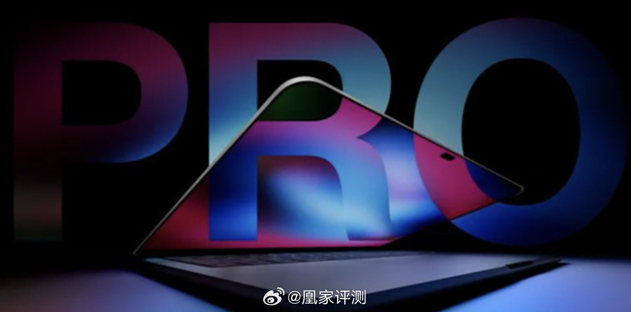 【4个月涨5000元！苹果首款触屏#MacBookPro预计涨价5000元# 最后爆料：定价外观散热全都大改】苹果首款搭载OLED触摸屏的MacBook Pro即将正式登场。该机型定位产品线超高端型号，与现有非触摸屏版本并行销售，其中14英寸版本预计起售价2899美元，16英寸版本起售价预计不低于3399美元，较M5 Pro机型起售 ​